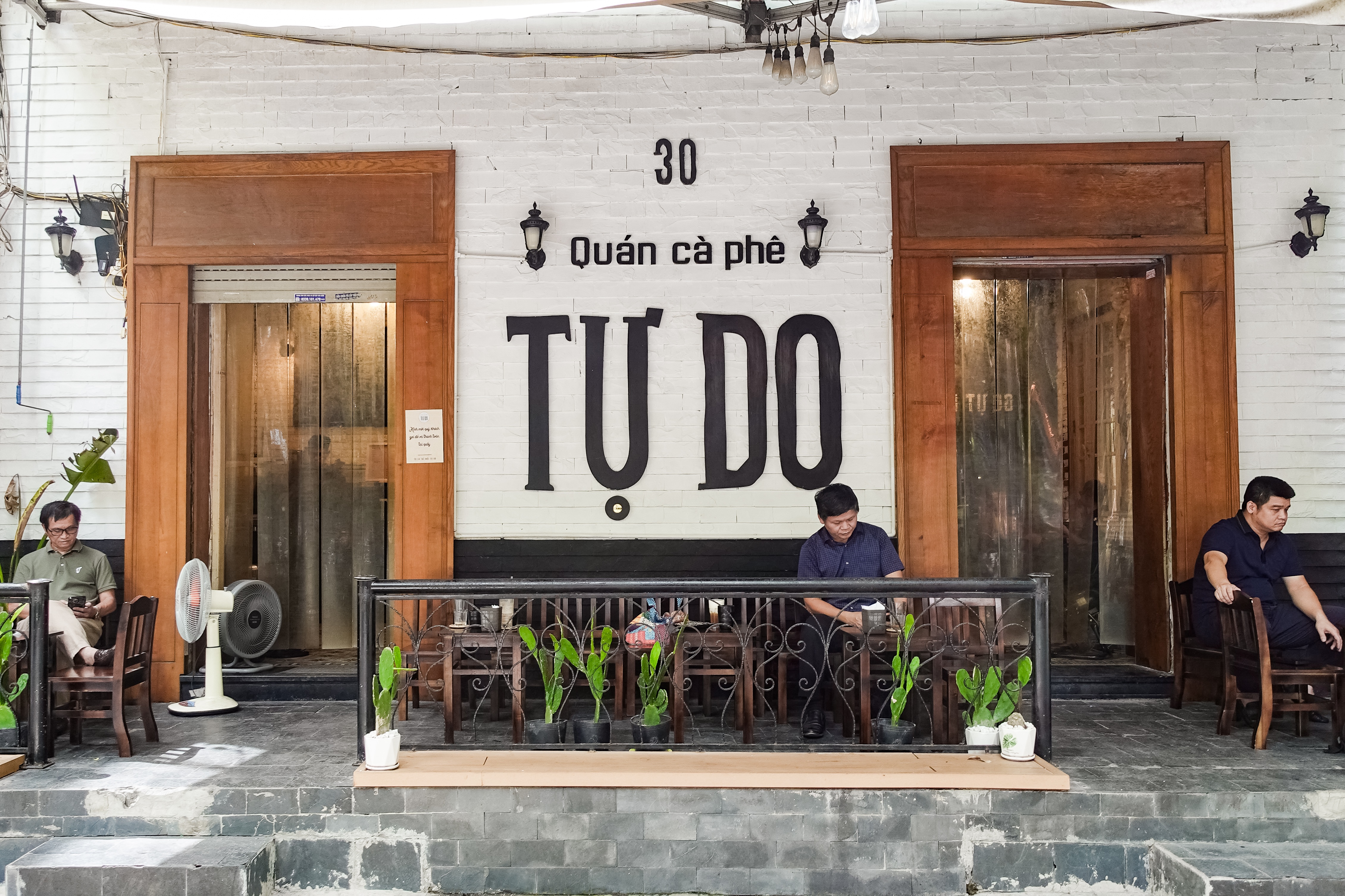 Quan ca phe 9 nam giua 'dat vang' Ha Noi cua Tho (Da LAB) hinh anh