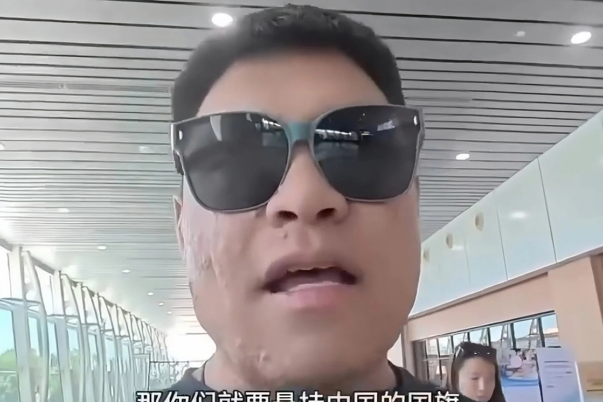 Khach Trung Quoc bi chi trich vi mang chui nhan vien o Malaysia hinh anh