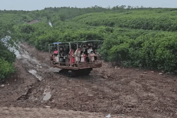 Dậy sớm, lội bùn, đi xe xích đến biển vô cực Hưng Yên