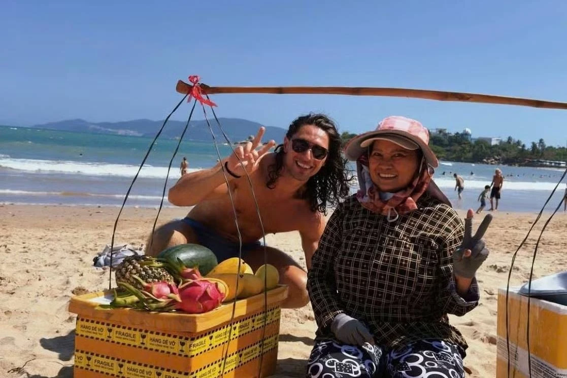 Bà bán hàng rong hát tiếng Anh nổi tiếng Nha Trang bị xử lý vi phạm