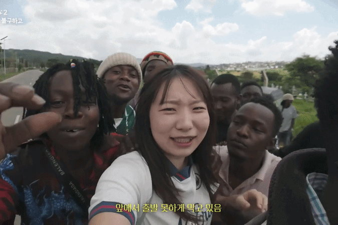 YouTuber Hàn Quốc bị nhóm đàn ông áp sát, hôn má khi du lịch châu Phi
