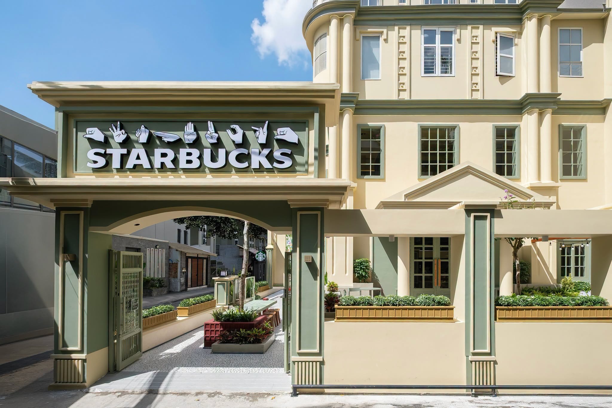 Starbucks lần đầu mở cửa hàng ký hiệu, 'núp hẻm' tại TP.HCM