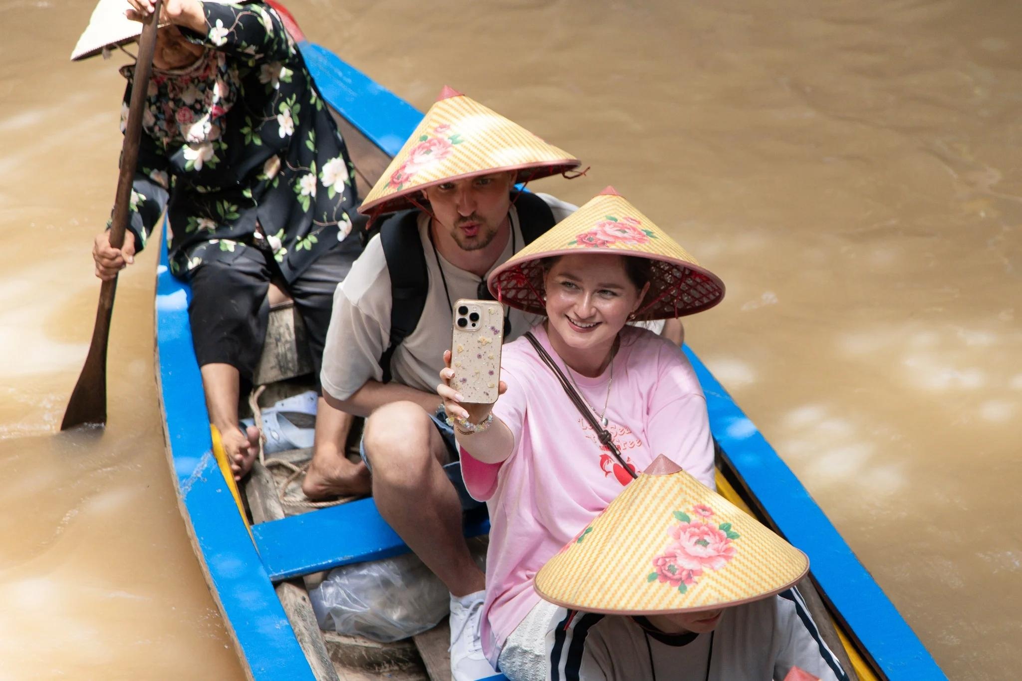 du kh&aacute;ch ảnh 3