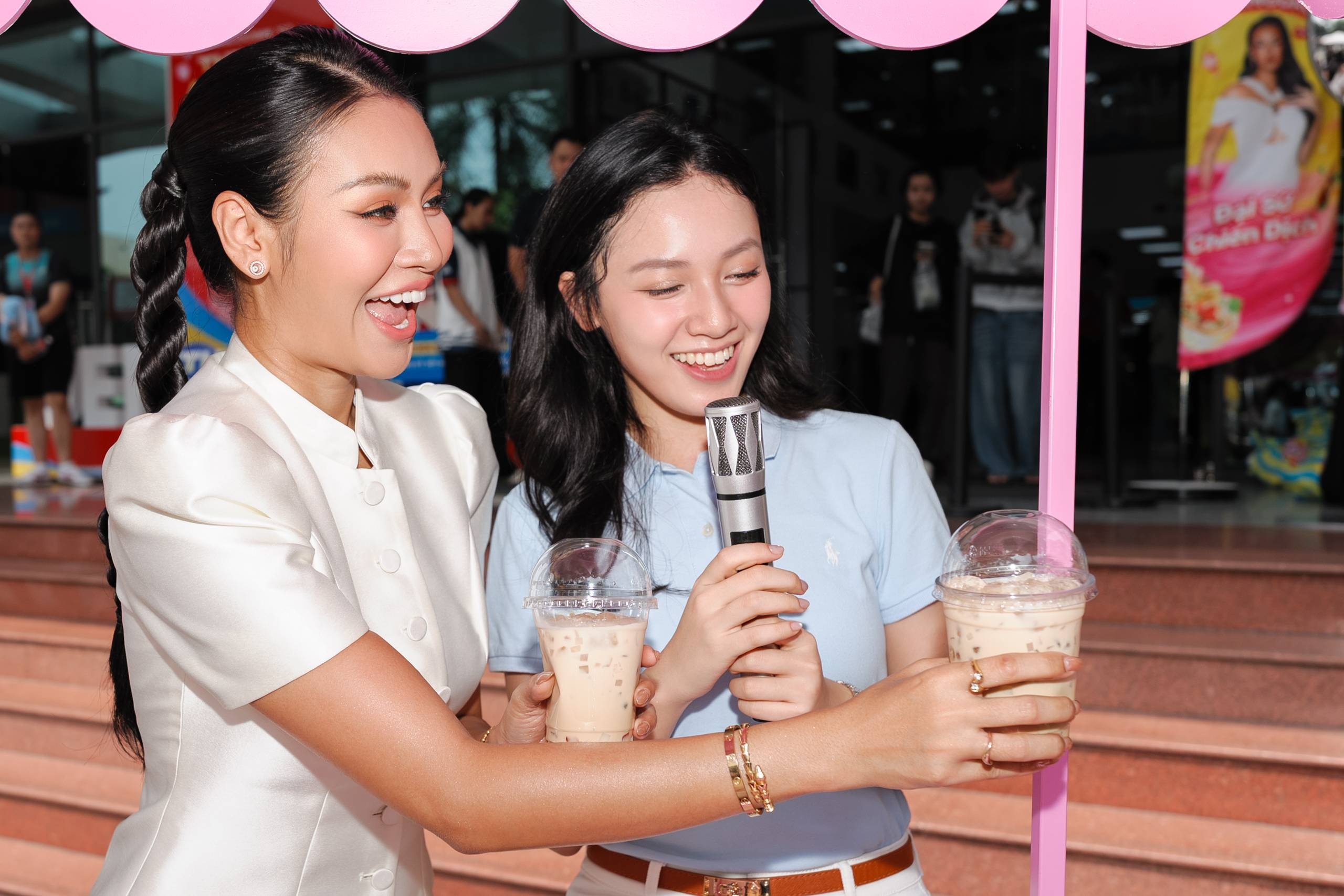 Á hậu Miss Cosmo 2024 tìm 'cạ' ăn uống ở Việt Nam