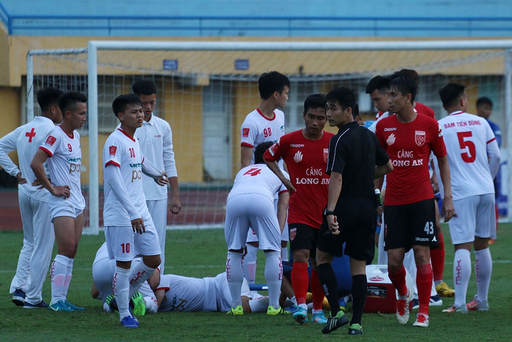 Van Hao chan thuong,  Duong Van Hao,  CLB Long An,  trong tai V.League, anh 2