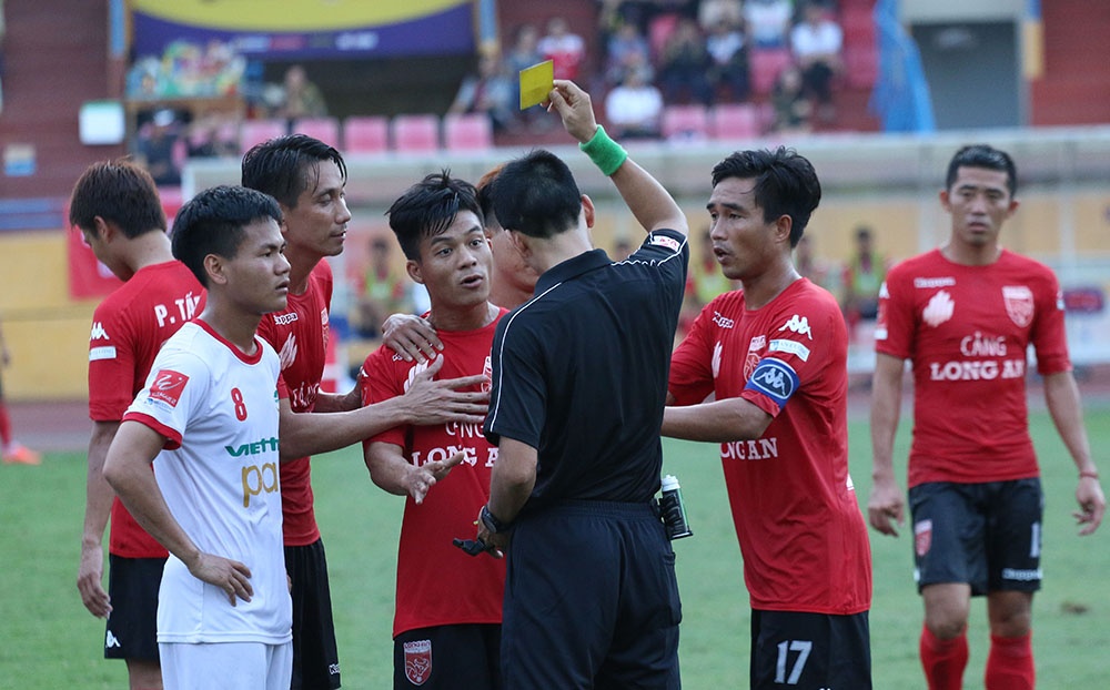 Van Hao chan thuong,  Duong Van Hao,  CLB Long An,  trong tai V.League, anh 1