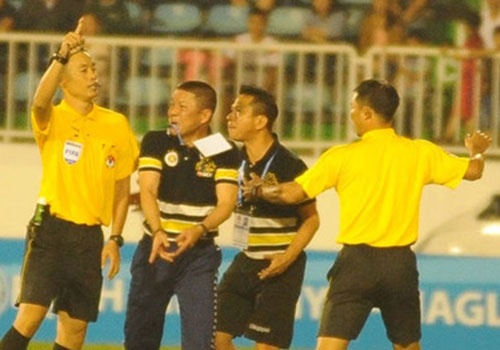 HLV Chu Dinh Nghiem bi phat nang vi vang tuc tren san Pleiku? hinh anh