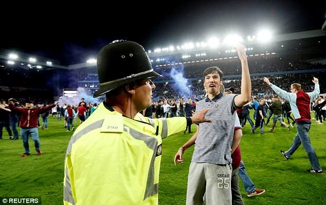 Hang nghin CDV Aston Villa tran xuong san an mung chien thang hinh anh