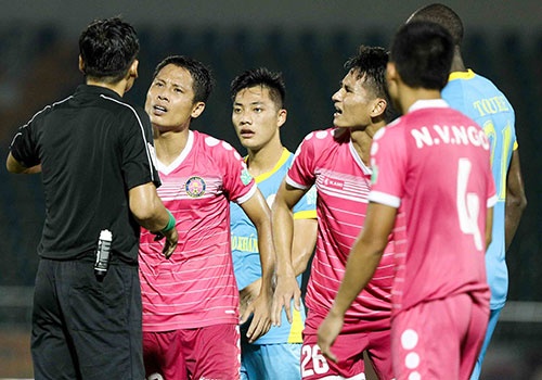 Mat diem vao giay cuoi, HLV doi Sai Gon de nghi 'mo xe' trong tai hinh anh