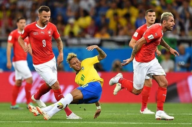 Neymar di tat rach: Lay may hay tro tieu xao? hinh anh