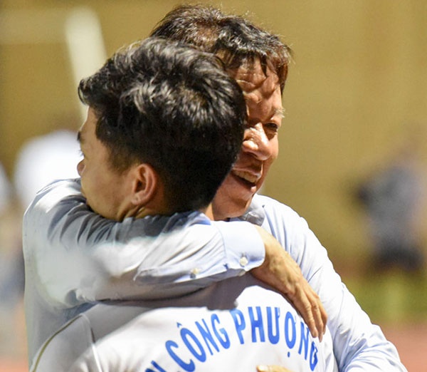 Cong Phuong,  HAGL,  phan ung, anh 1