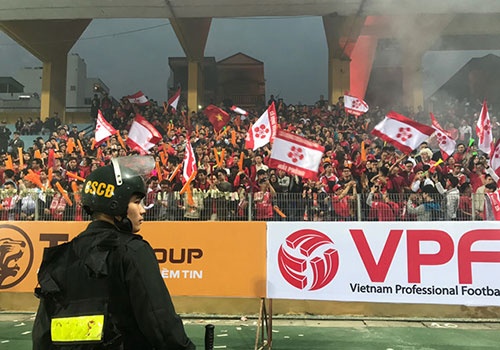 Ngai su co, V.League nho canh sat co dong ho tro hinh anh