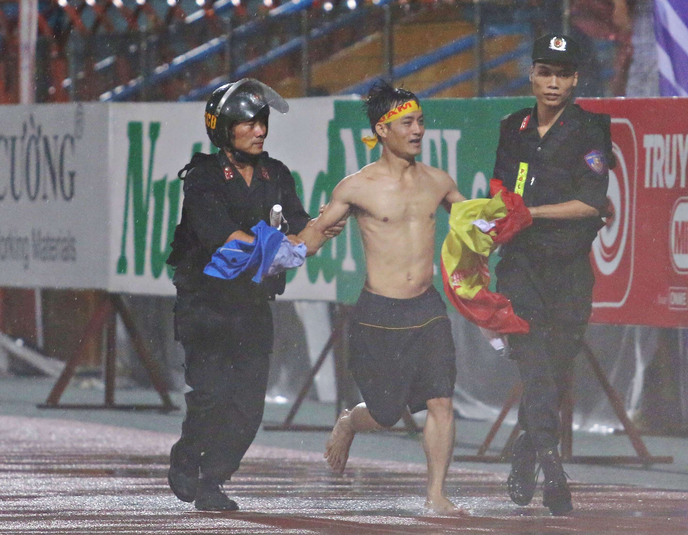 Canh sat bat CDV lao vao san an mung Nam Dinh suyt thang Ha Noi hinh anh