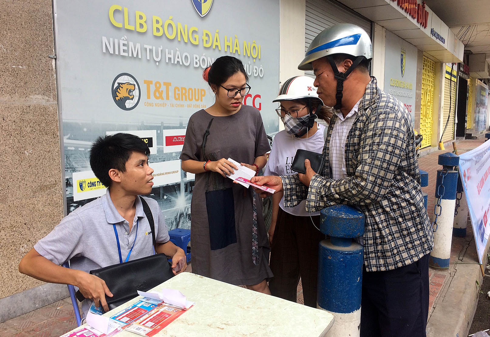 Phe ve tranh cuop khach truoc quay ban ve giai U23 quoc te hinh anh