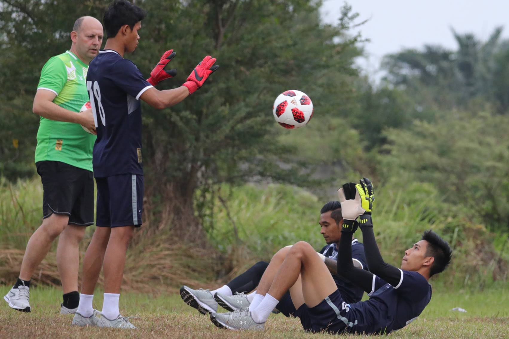 Sau Olympic Viet Nam, Myanmar va Iran phai tap tren 'mat ruong' hinh anh