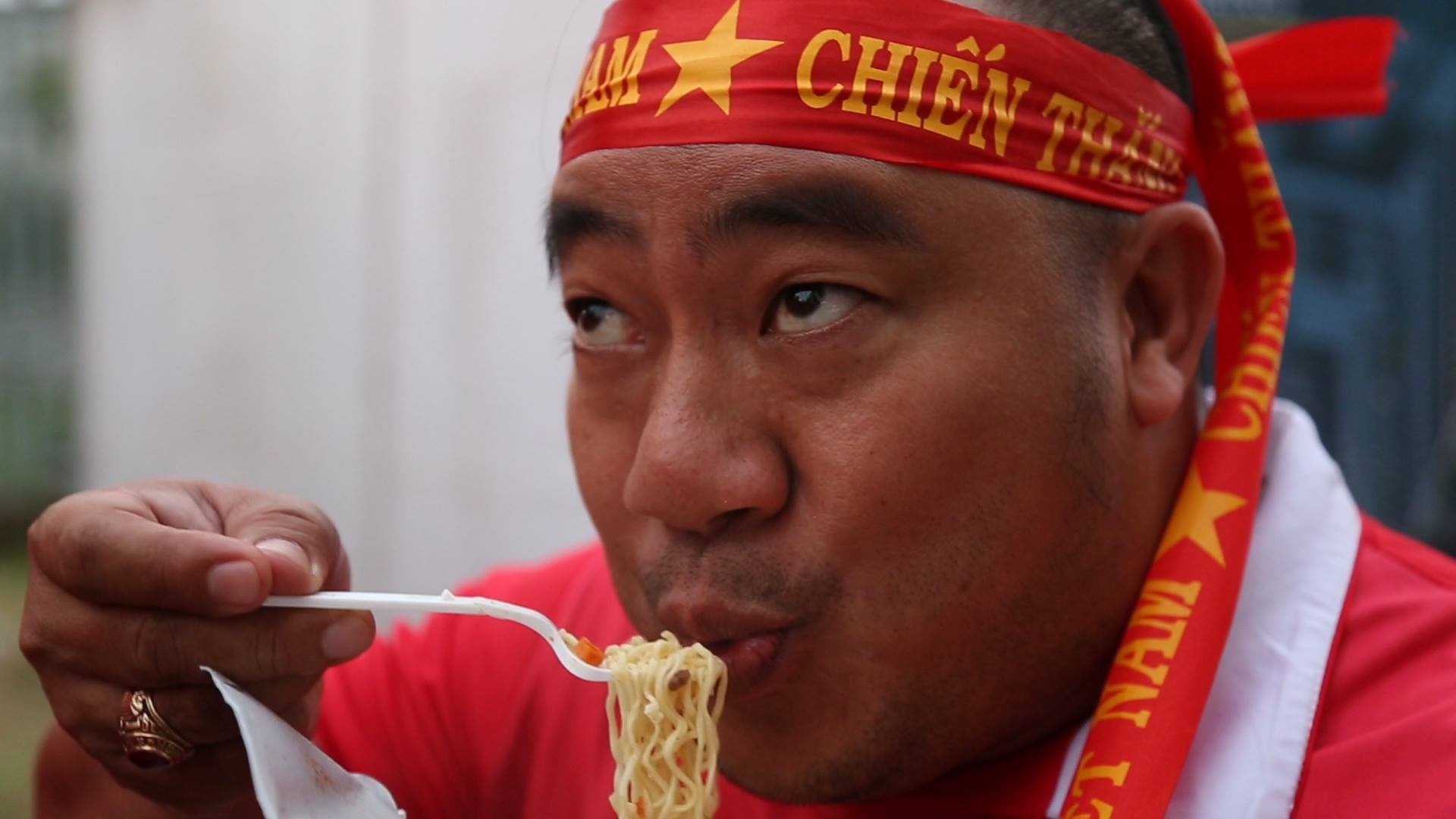 Dien vien Hieu Hien an my tom, tiep lua cho Olympic Viet Nam hinh anh