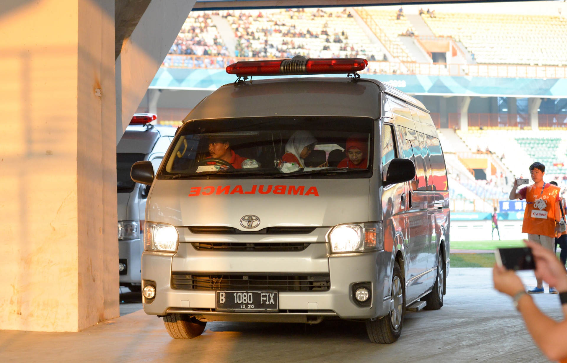 Hung Dung duoc dua toi benh vien ngay giua tran gap Olympic Nhat Ban hinh anh