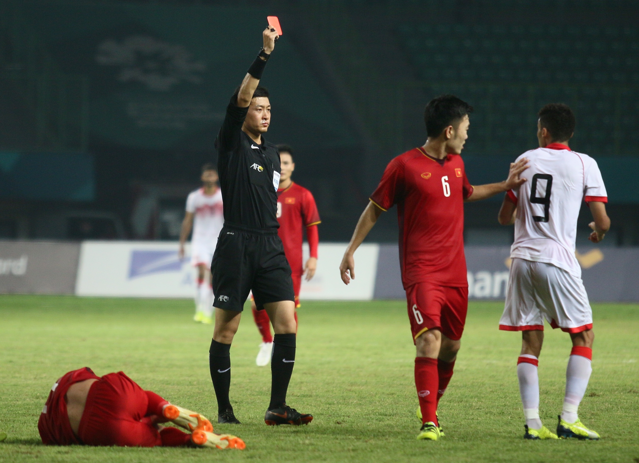 Bat viet vi cau thu Bahrain la chinh xac, the do hoi nang hinh anh