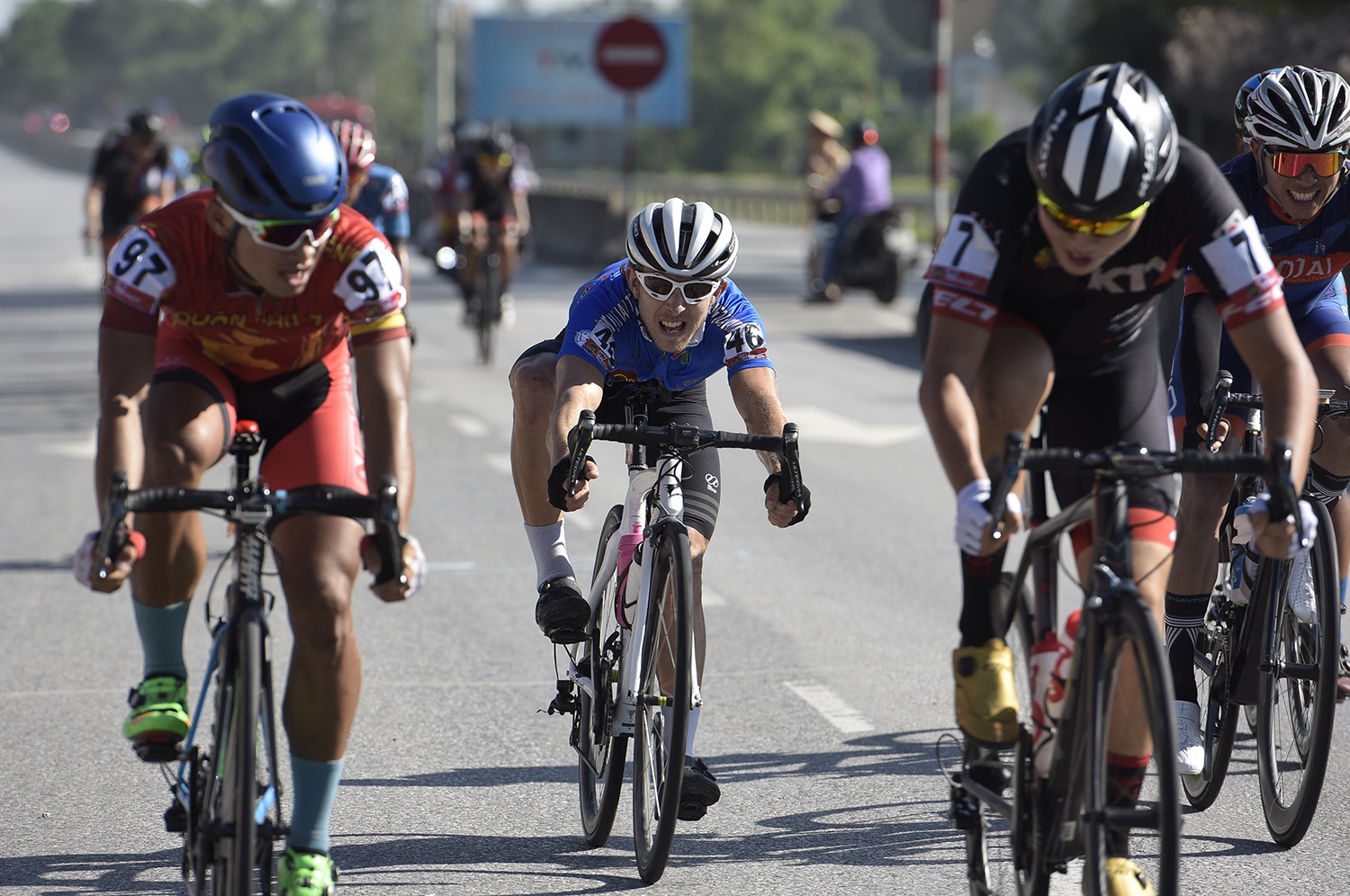 Tay dua quoc te hut hoi tai chang 3 giai dua xe dap VTV Cup 2018 hinh anh