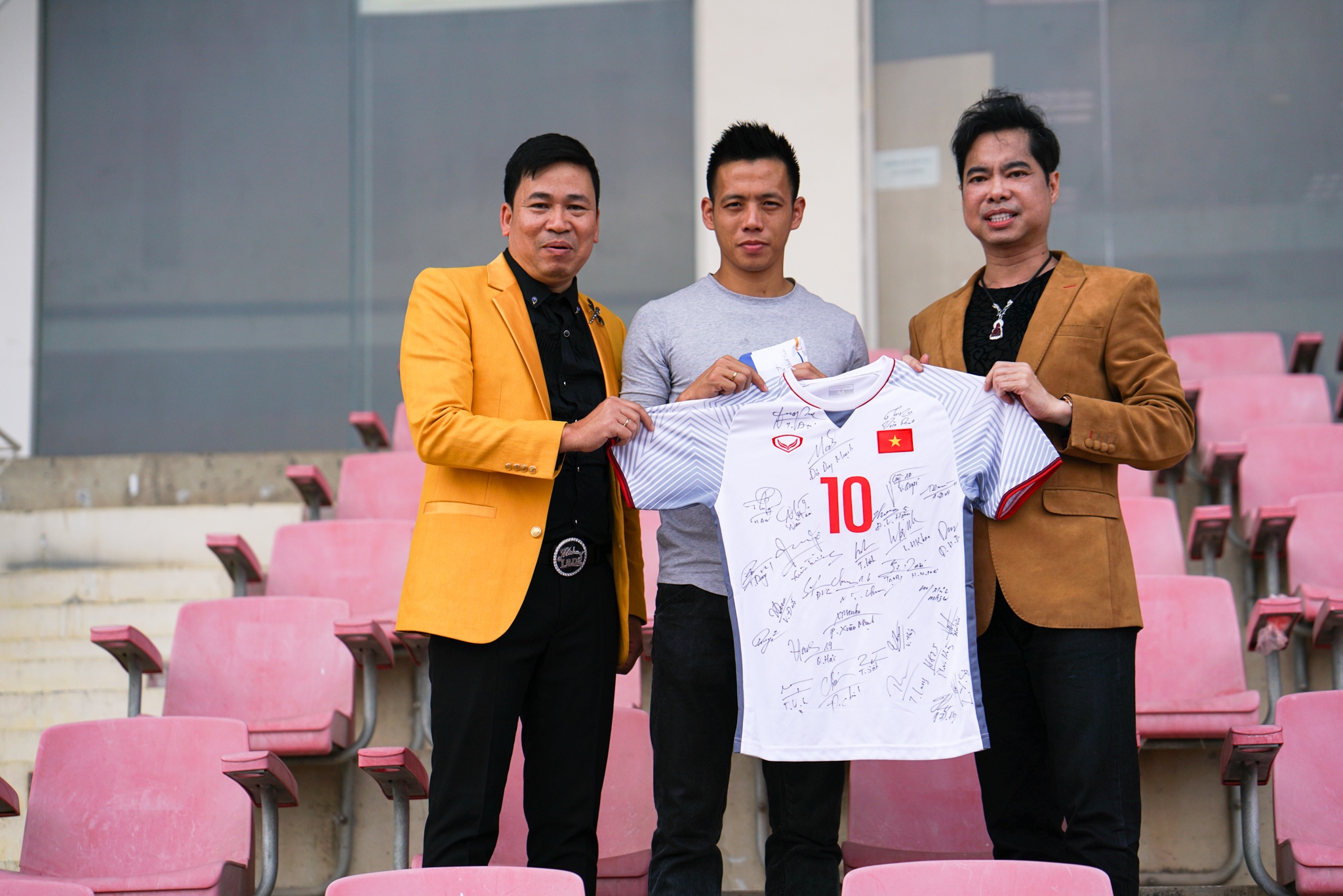 Van Quyet muon dung tien thuong ASIAD tang doi tuyen nu hinh anh