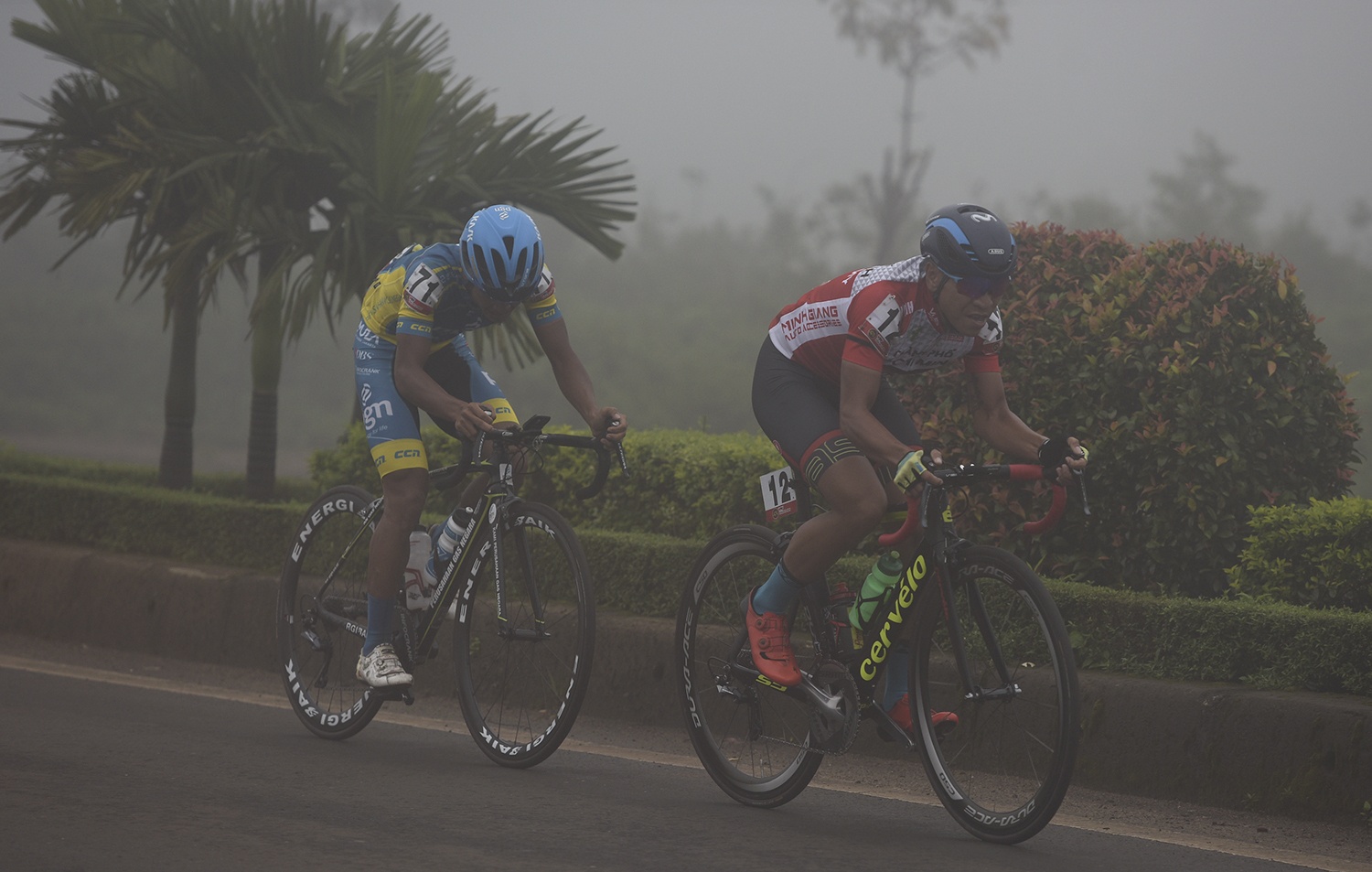 9 VDV bo cuoc tai chang dua trong suong mu o pho nui hinh anh