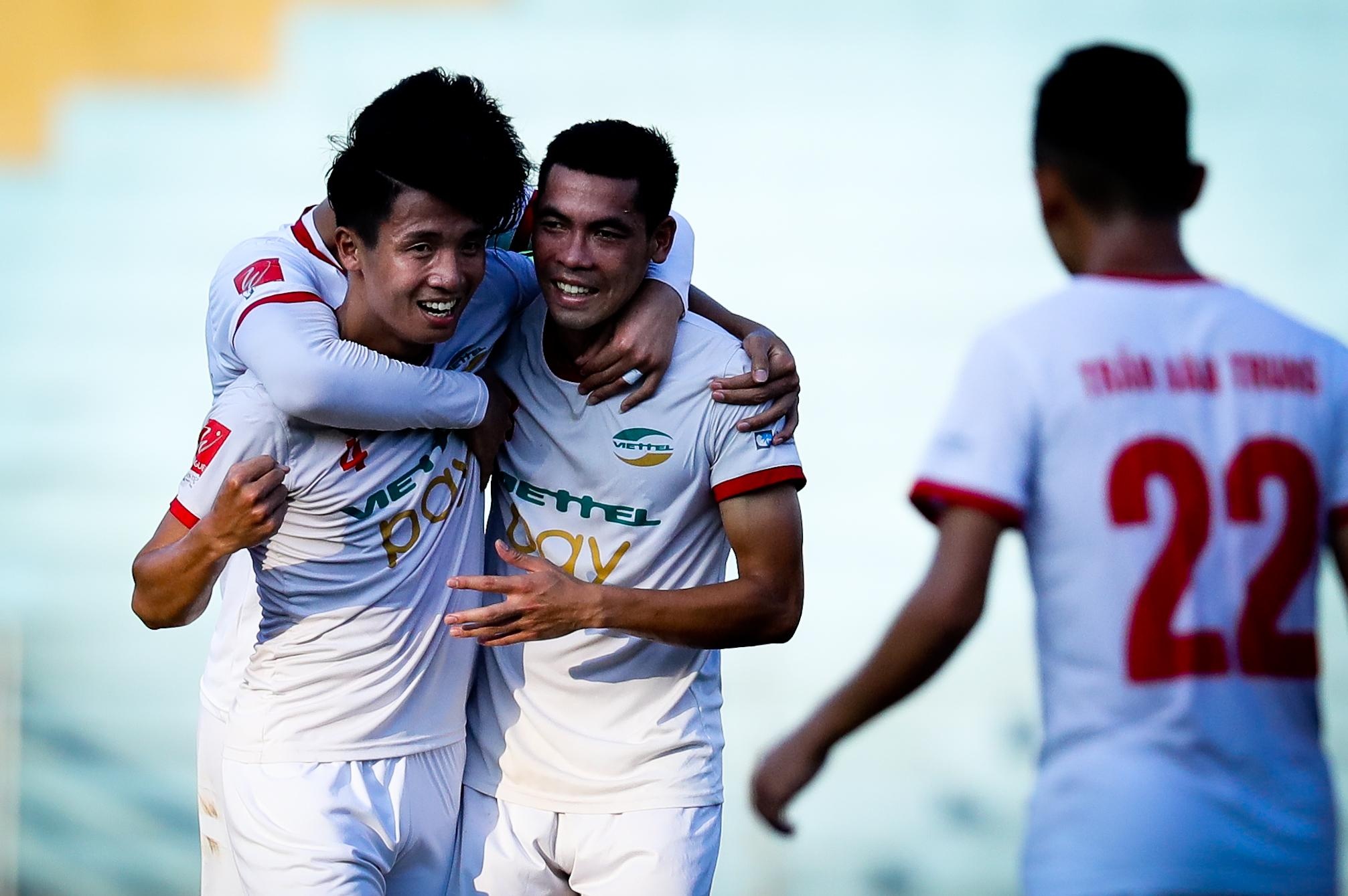 The Cong con hon ca ten mot doi bong hinh anh