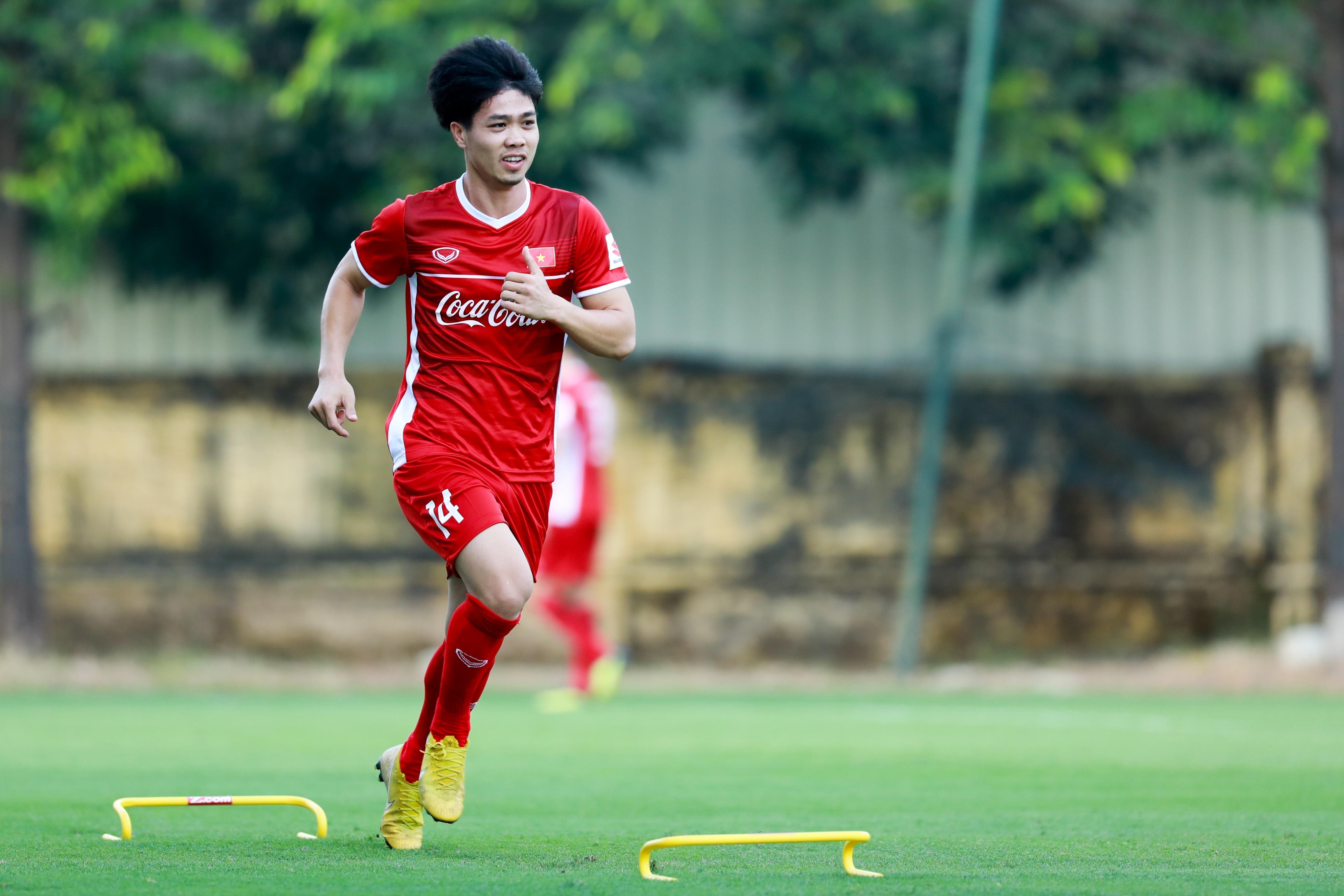 Cong Phuong lien tuc bi nhac hoc cach chay cho, Duc Chinh duoc khen hinh anh