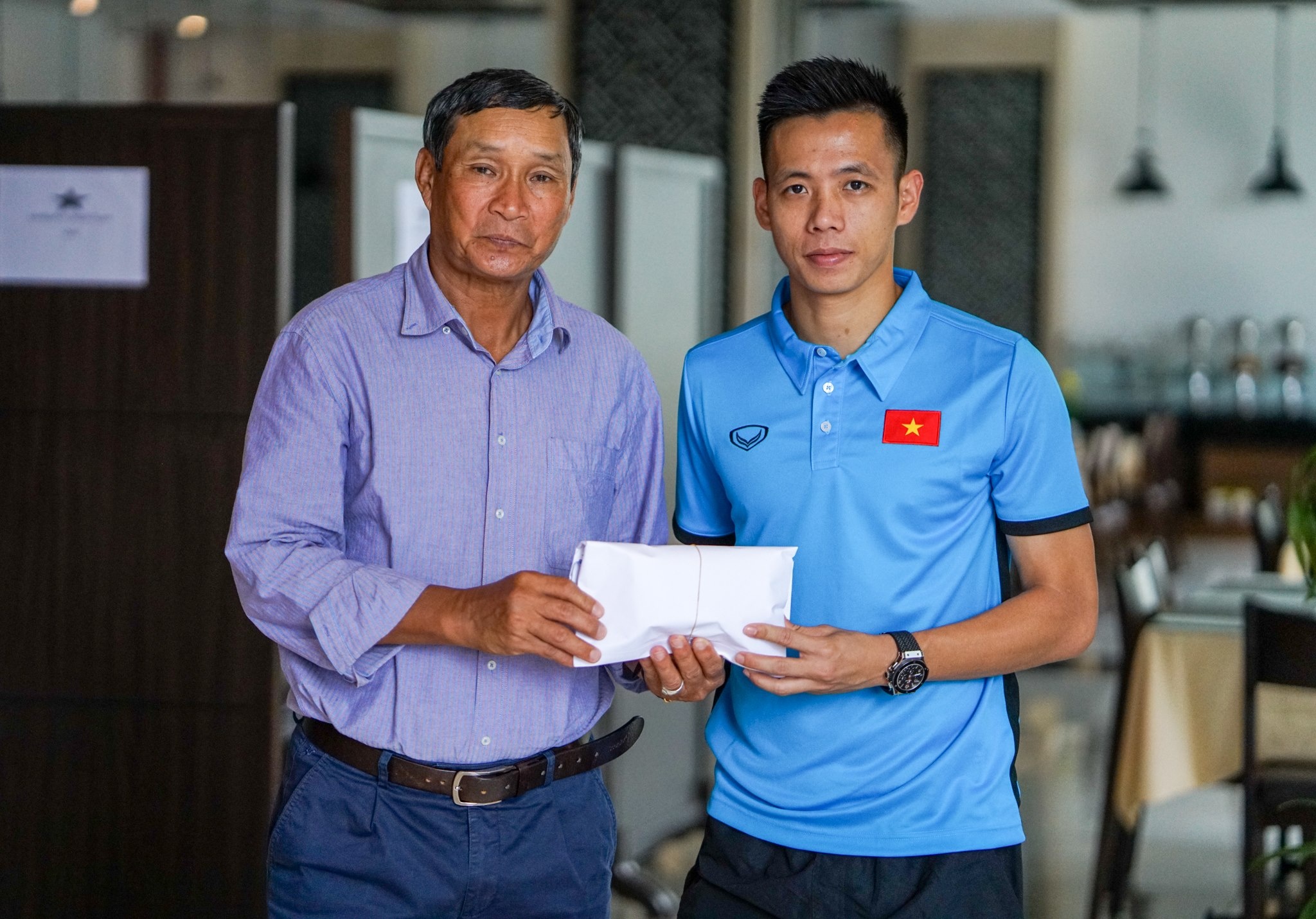 Doi tuyen bong da nam tang 250 trieu dong cho dong nghiep nu hinh anh