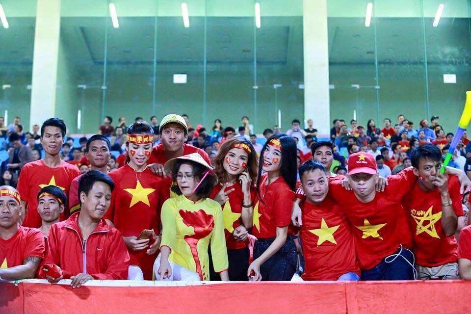 CĐV nữ, fan nữ, người hâm mộ, phụ nữ Việt Nam ảnh 5 CDV nu, fan nu, nguoi ham mo, phu nu Viet Nam anh 5