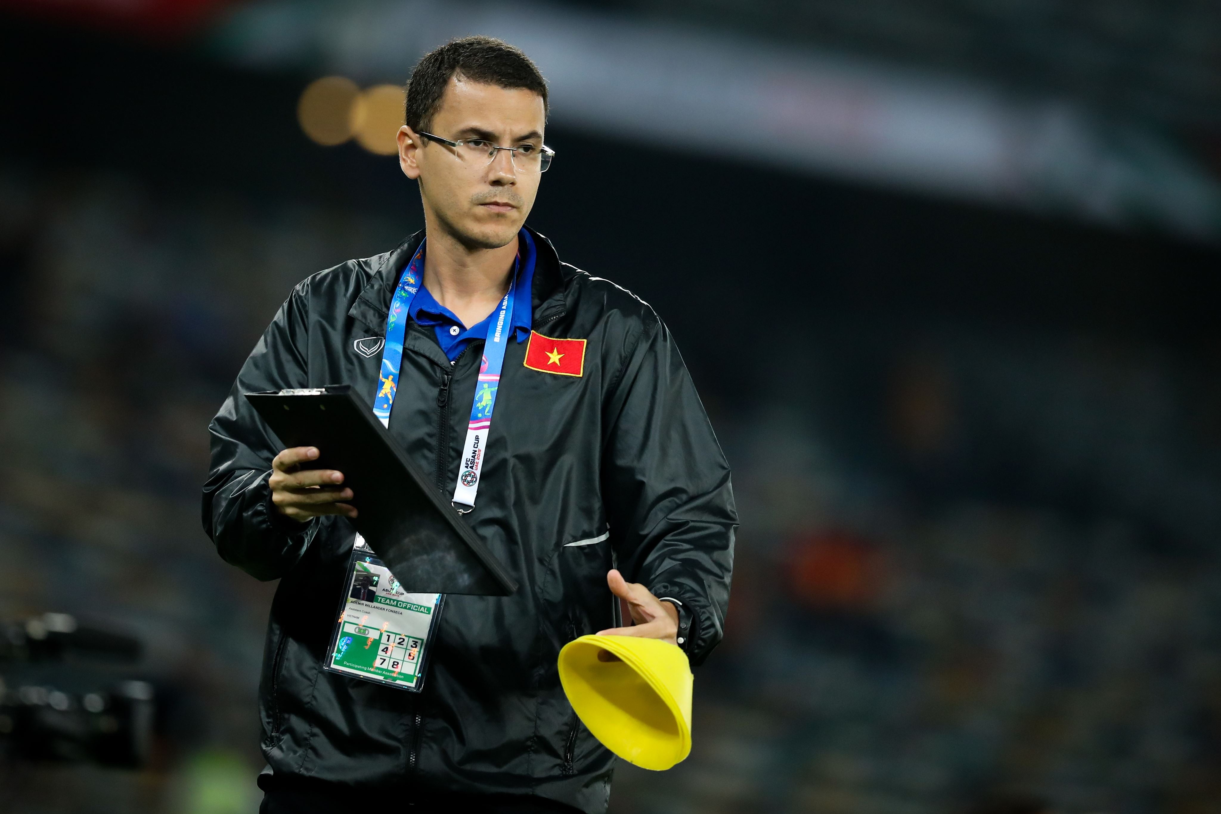 Tro ly HLV Park Hang-seo chuc Tet bang tieng Viet hinh anh