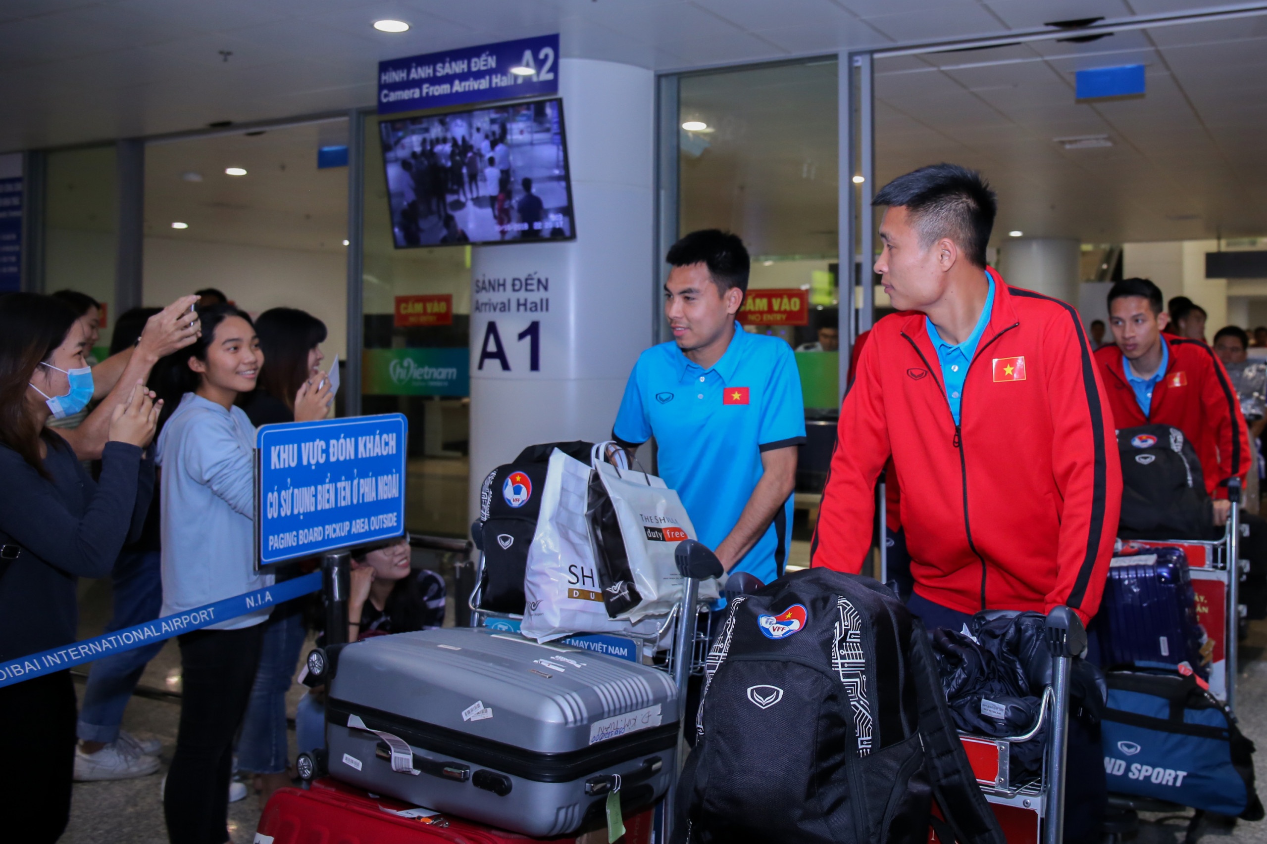 Tuyen Viet Nam mac ket o san bay hon mot tieng vi su co hinh anh