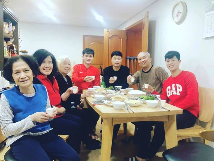 Dinh Trong don Tet cung gia dinh Dai su Viet Nam tai Han Quoc hinh anh