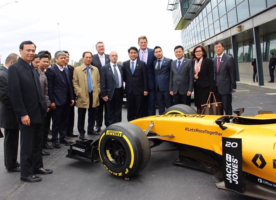 Dua xe F1,  Dai su Luong Thanh Nghi,  Ha Noi to chuc dua xe F1 anh 2