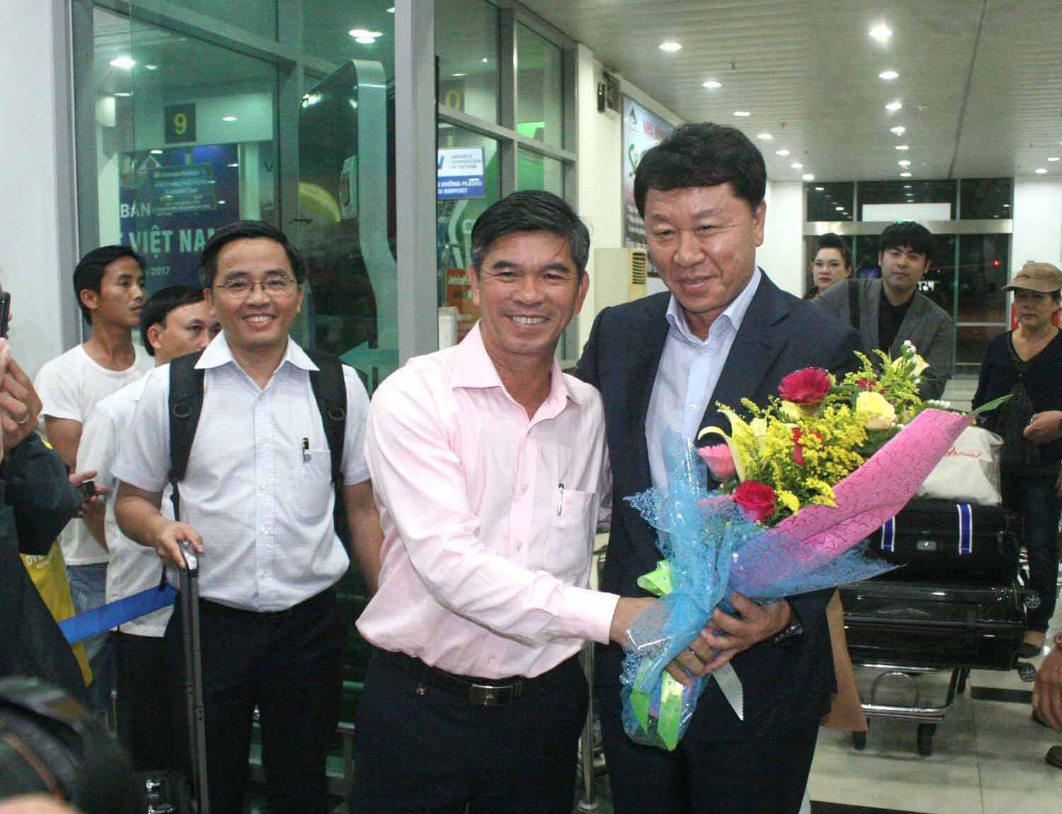 GDDH Huynh Mau chia tay HAGL, truong doan Tan Anh tam kiem nhiem hinh anh