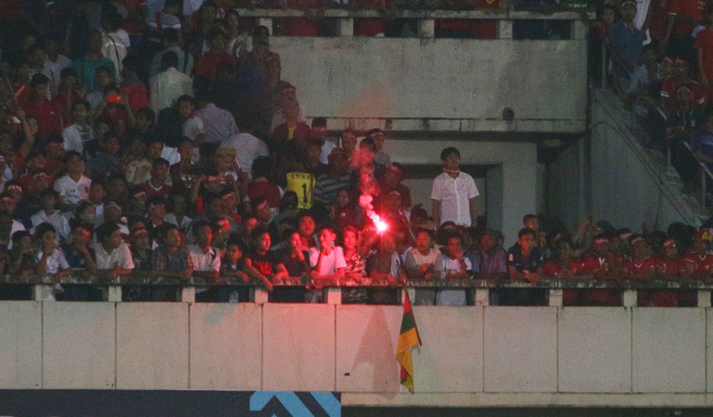 Phao sang xuat hien o tran Myanmar vs Viet Nam hinh anh