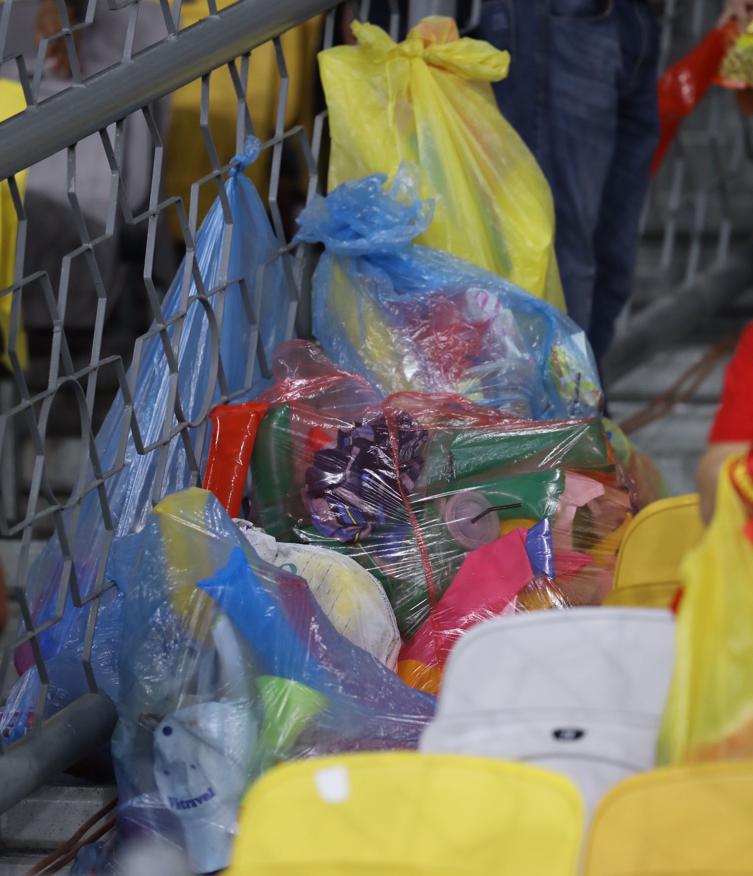 CĐV, nhật rác, CĐV Việt Nam nhặt rác, chung kết AFF Cup 2018 ảnh 7 CDV, nhat rac, CDV Viet Nam nhat rac, chung ket AFF Cup 2018 anh 7