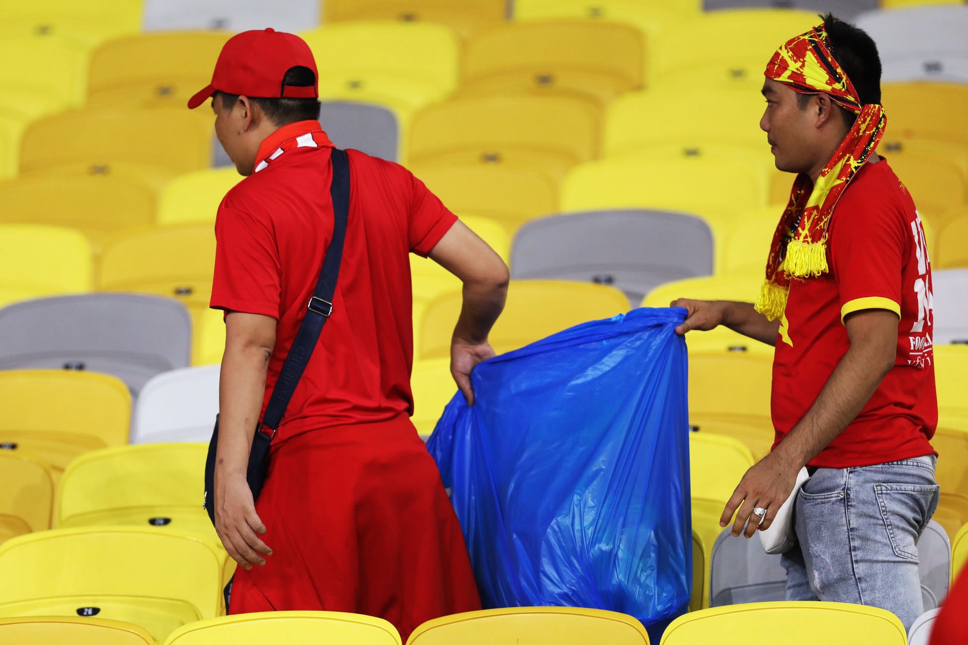 CDV Viet Nam don rac o san Bukit Jalil sau chung ket luot di AFF Cup hinh anh