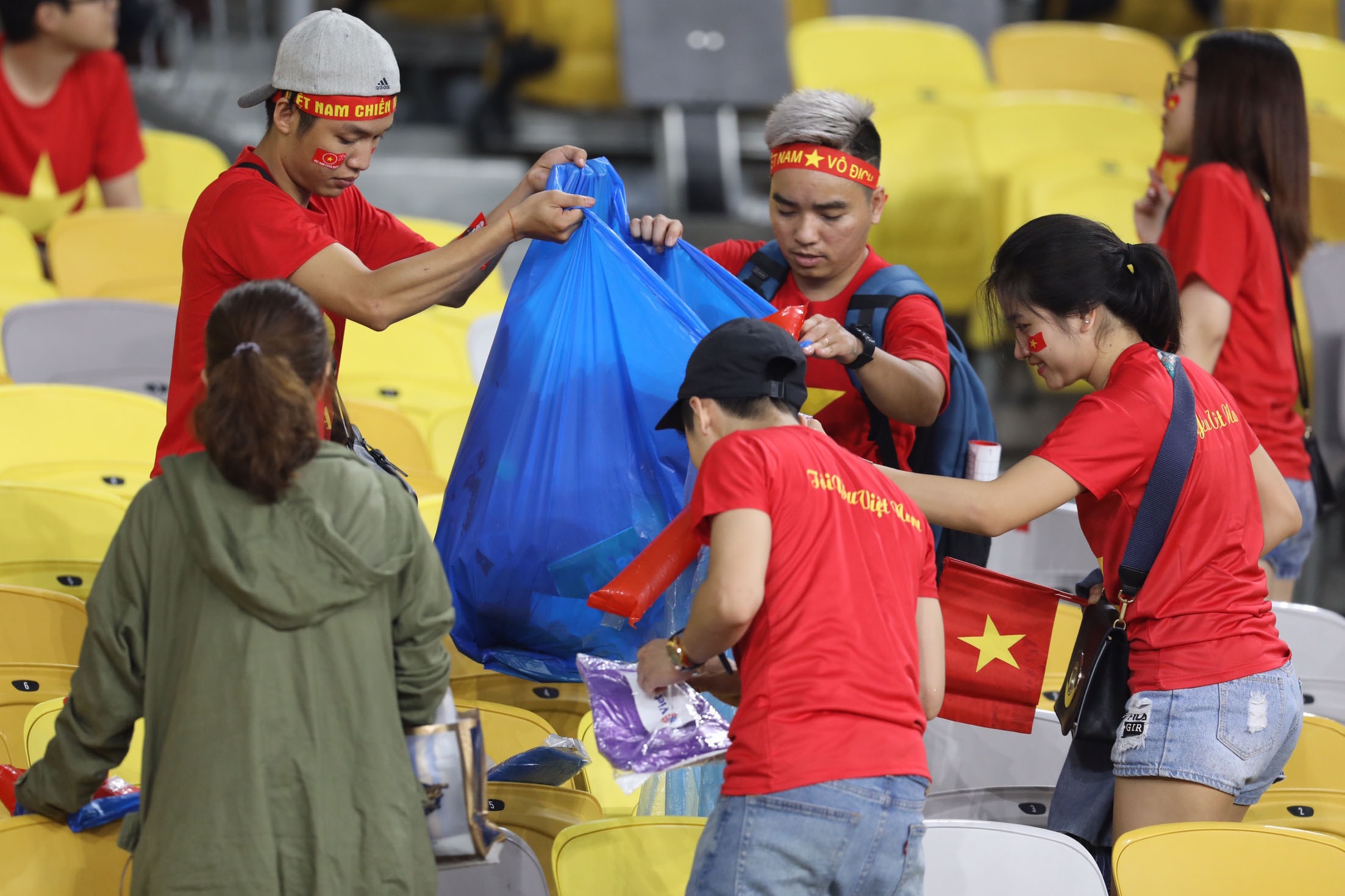 CĐV, nhật rác, CĐV Việt Nam nhặt rác, chung kết AFF Cup 2018 ảnh 4 CDV, nhat rac, CDV Viet Nam nhat rac, chung ket AFF Cup 2018 anh 4