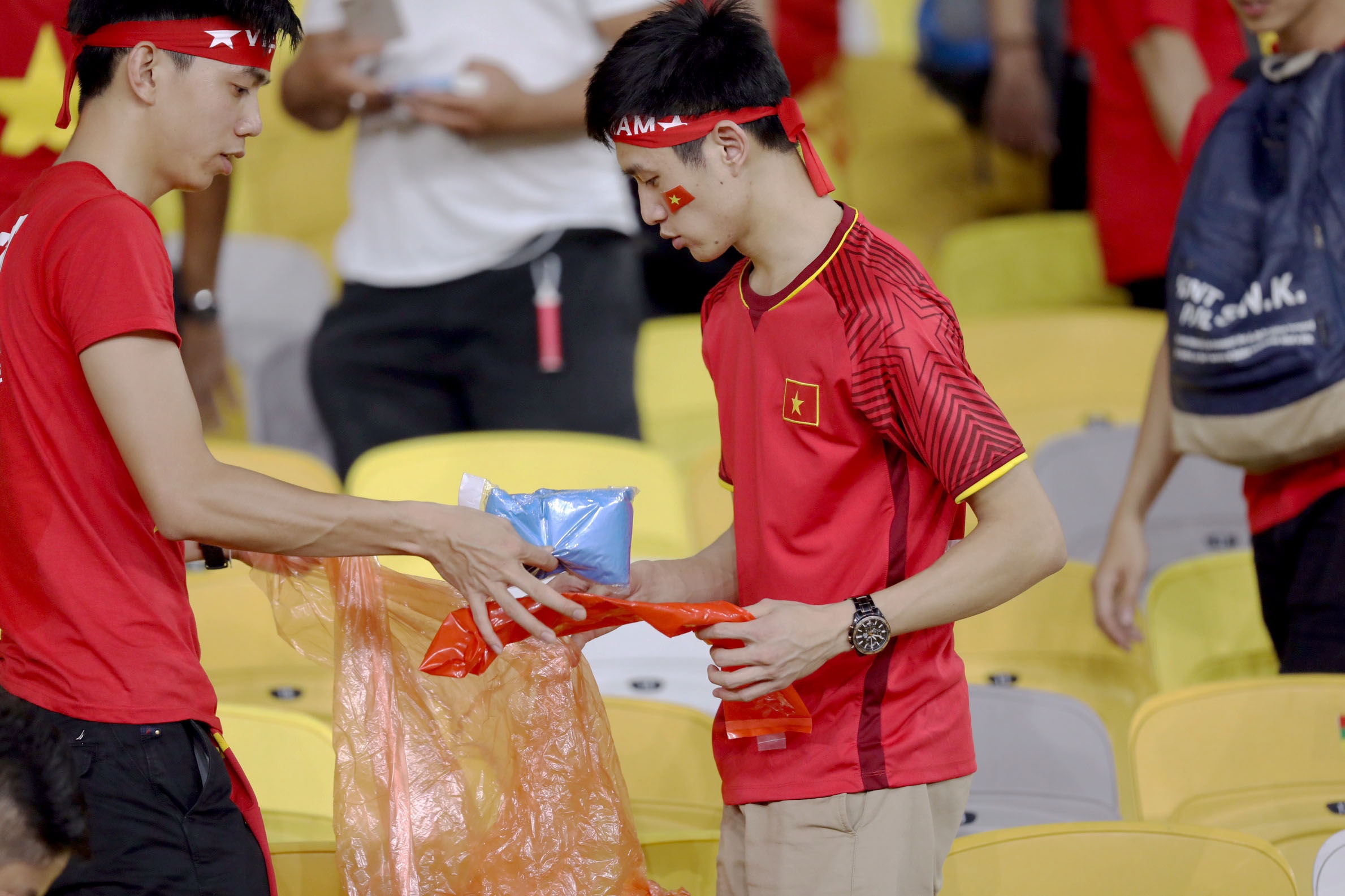 CĐV, nhật rác, CĐV Việt Nam nhặt rác, chung kết AFF Cup 2018 ảnh 2 CDV, nhat rac, CDV Viet Nam nhat rac, chung ket AFF Cup 2018 anh 2