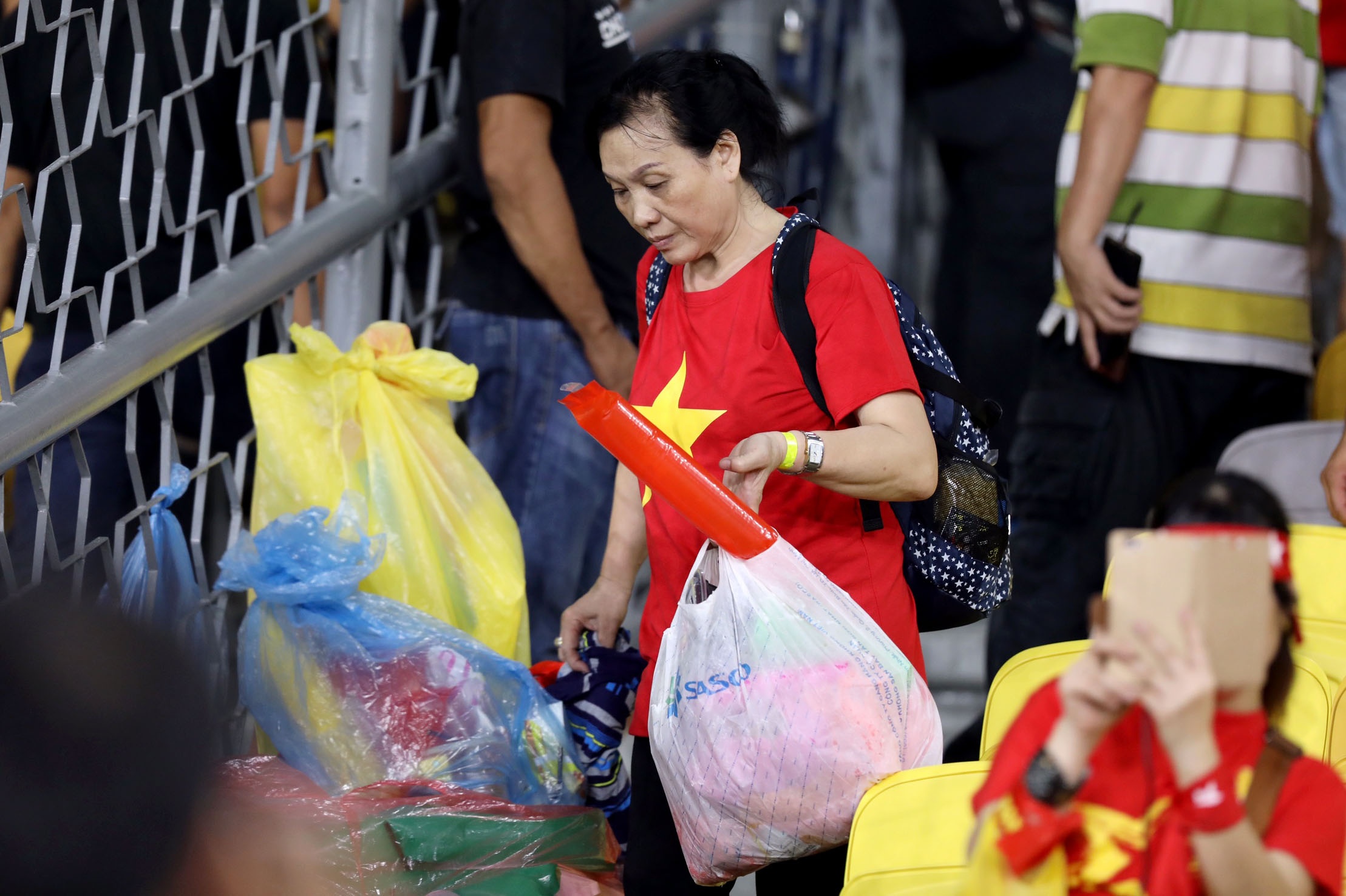CĐV, nhật rác, CĐV Việt Nam nhặt rác, chung kết AFF Cup 2018 ảnh 6 CDV, nhat rac, CDV Viet Nam nhat rac, chung ket AFF Cup 2018 anh 6