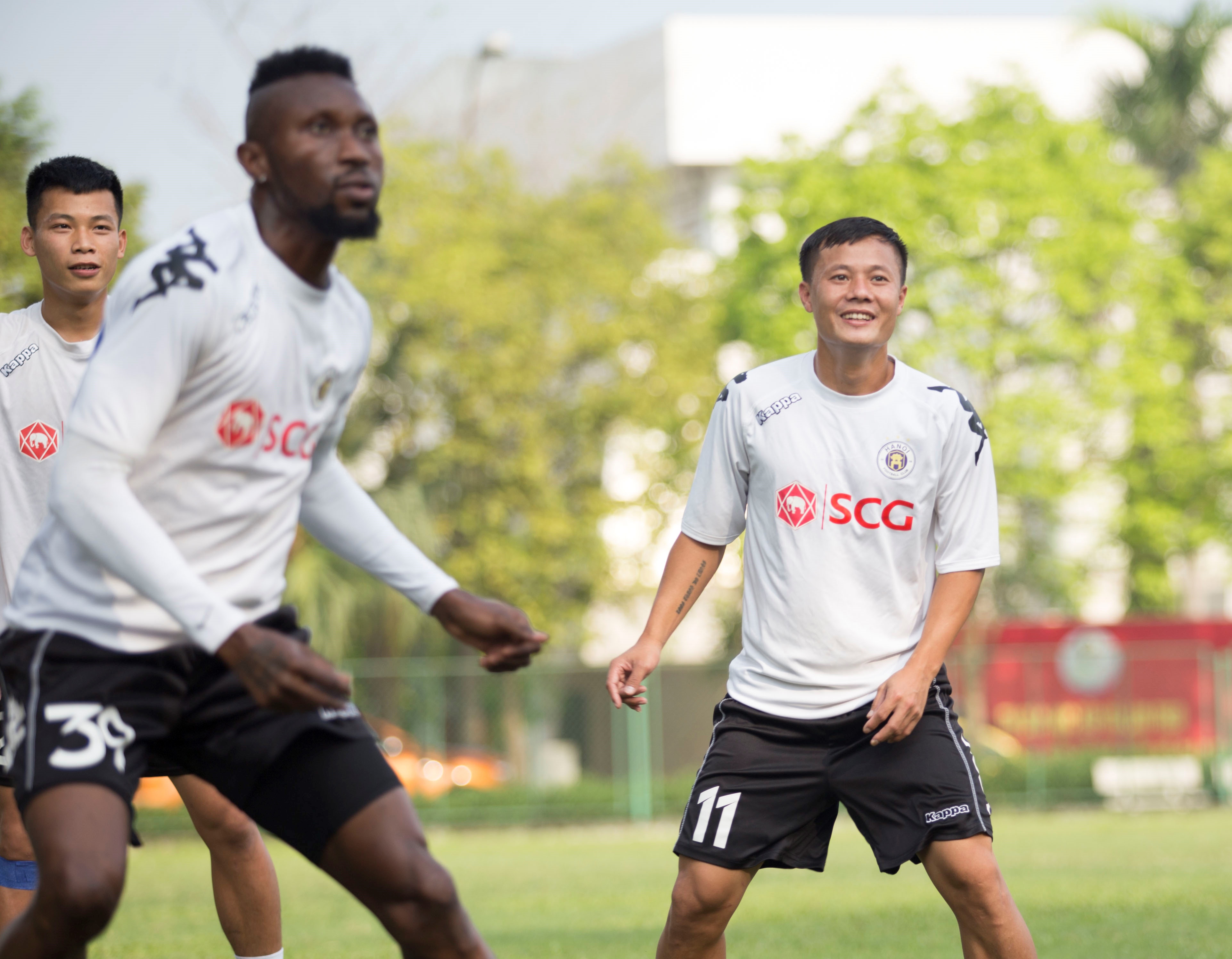 Duong kim vo dich V.League thieu quan tram trong hinh anh