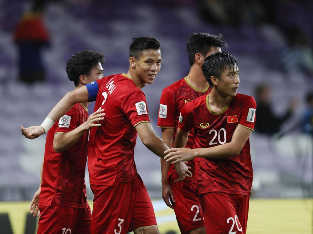 BLV Anh Ngoc: 'May man lot vao vong 1/8, Viet Nam co the tien rat xa' hinh anh