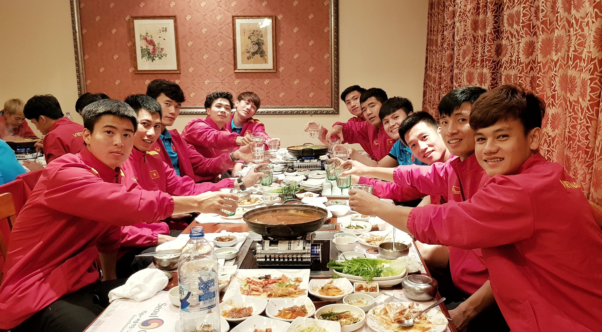 Cong Phuong duoc dong doi chuc mung sinh nhat giua ky Asian Cup hinh anh