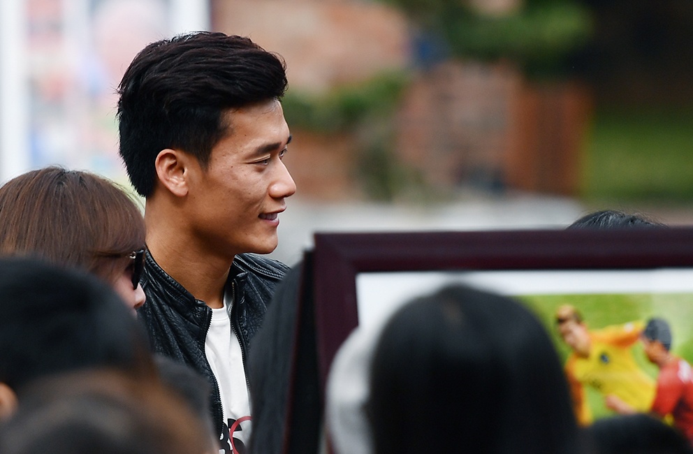 Bui Tien Dung xuc dong khi nhin lai nhung khoanh khac cua bong da Viet hinh anh