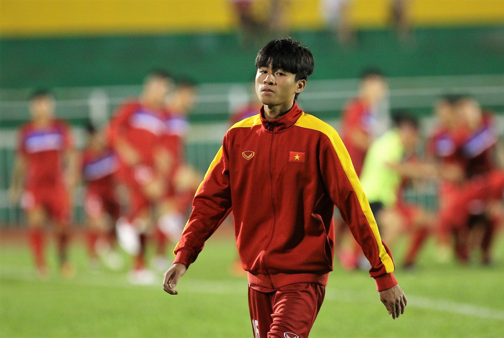 Phan Thanh Hau: 'Nhieu cau thu dau rat chan vi da san co nhan tao' hinh anh