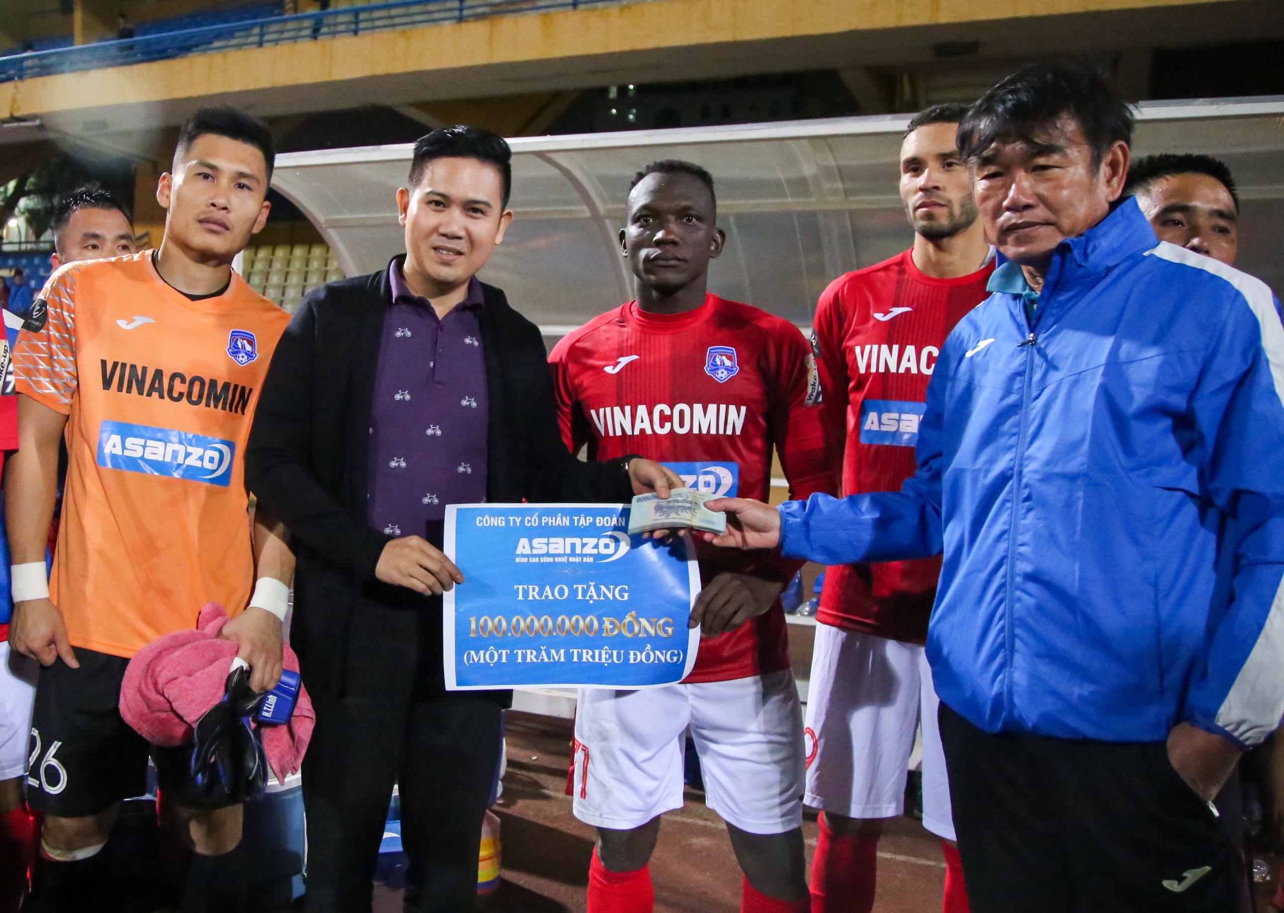 CLB Quang Ninh duoc an ui sau tran thua Ha Noi FC hinh anh