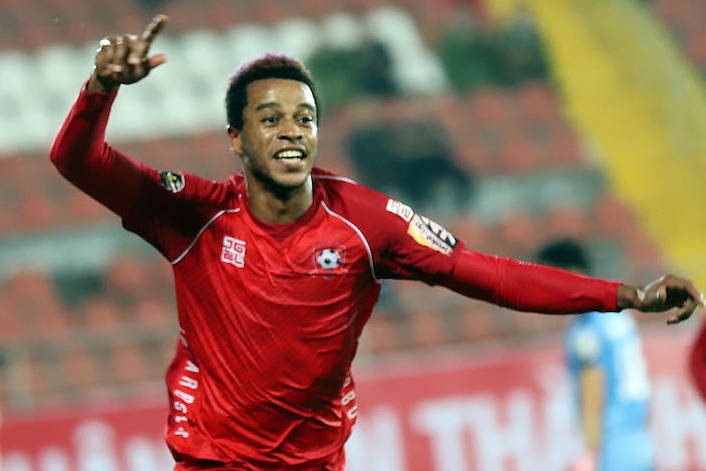 Ngoai binh o V.League bi duoi khoi san vi an mung qua khich hinh anh