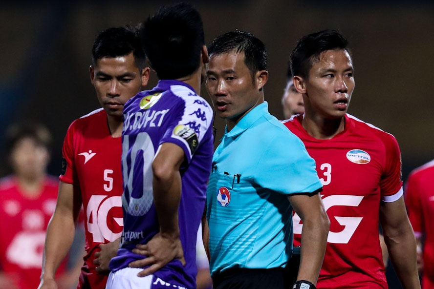 Trong tai mac nhieu loi o tran derby Ha Noi tai V.League hinh anh