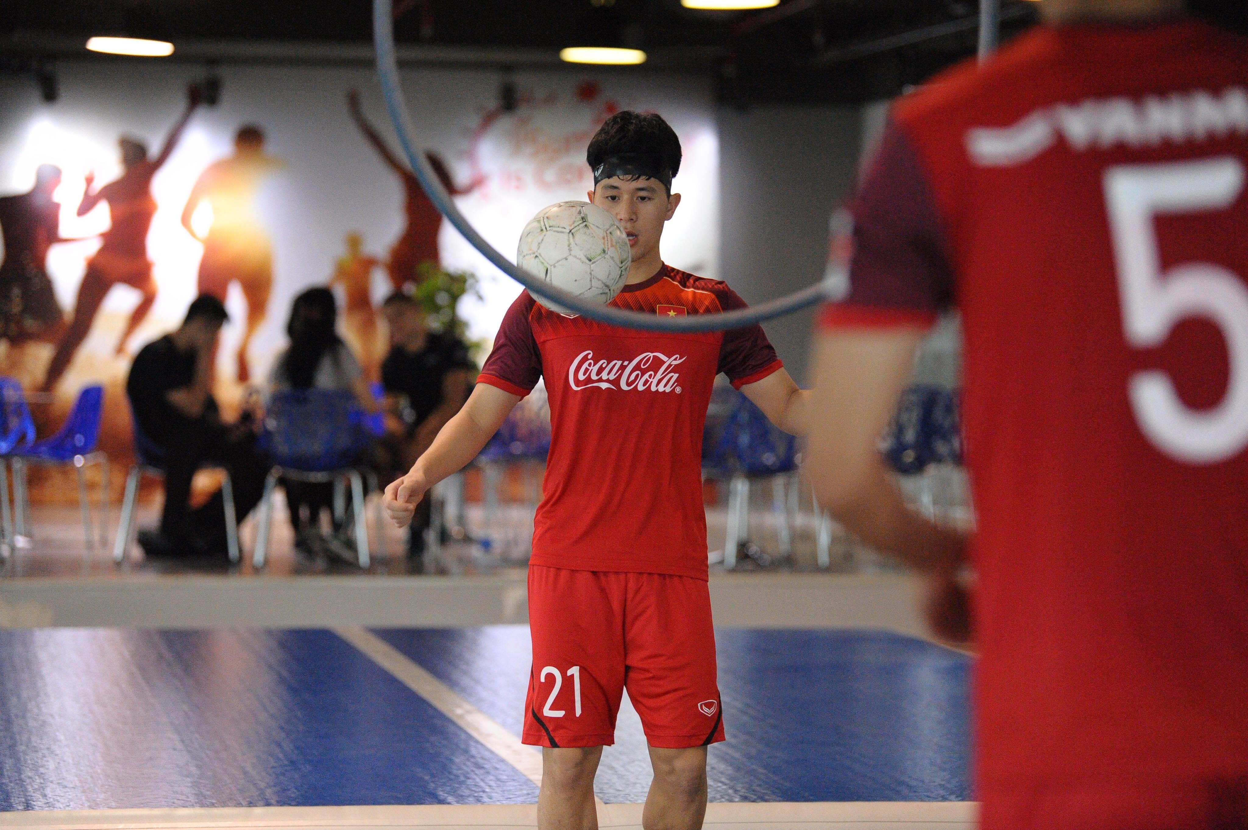 Quang Hai cham chu nhin Dinh Trong dua tai voi Van Hau hinh anh