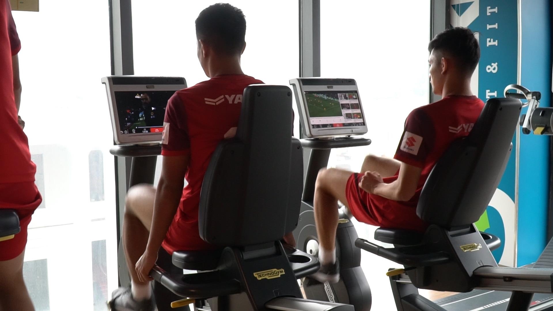 Cau thu U23 Viet Nam xem lai tran MU bi loai khoi FA Cup khi tap gym hinh anh